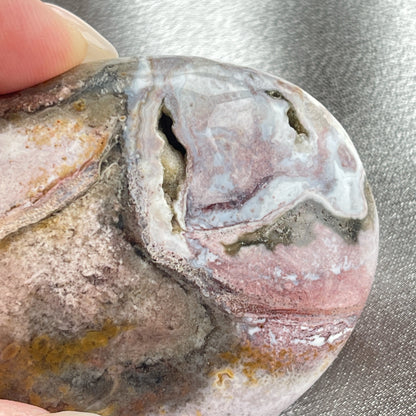 海洋碧玉手把

Pastels 感覺的顏色是真的很吸引的，有一種很平靜的感覺

海洋碧玉又名海洋石，是馬達加斯加的特產，最初發現於沿海地區，顏色範圍廣泛，色彩多樣性，大多數是由不透明的玉髓及石英組成的，而有些部分則是半透明及結晶化的。而海洋碧玉也稱作球形碧玉(Orbicular Jasper)。

海洋碧玉是你心情覺得沮喪時的好夥伴

-穩定情緒，平衡身心

-釋除負面的自我認知

-排走負能量，令頭腦清晰

-開啟內心的快樂和滿足