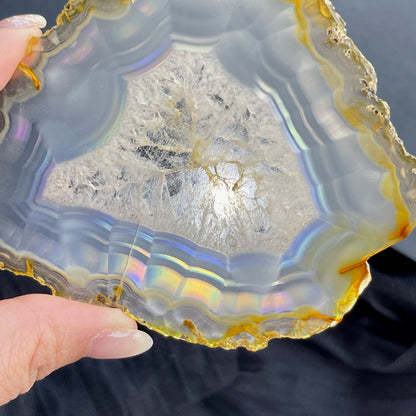 虹彩瑪瑙是一種細帶狀、半透明的石髓 (Chalcedony)，並且可將透射光分解成為光譜顏色。”Iris”意為”彩虹”或”虹彩虹色的”，源自於希臘彩虹女神的名字。  Iris agate is a finely-banded, translucent variety of chalcedony that breaks up transmitted light into spectral colors. The word “Iris” means “rainbow” or “to make iridescent” and is derived from the name of the Greek goddess of the rainbow.     *以上資料轉載自 “GIA Hong Kong - Jul 2021”