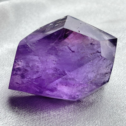 紫水晶隨形 紫水晶  -代表著智慧，幫助頭腦清晰  -增加機智，提高直覺力與潛意識  -有助思考，激發創意，加強記憶力  -有「社交之石」之稱，有助於常遇貴人  -紫色光招引人緣及貴人，具有中國風水學裡「因貴得財」之意。  -加強包容心、容忍性  -舒緩緊張情緒，鎮定安神