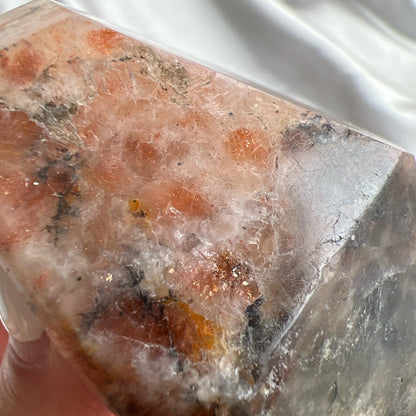  太陽石堇青石共生隨形  Sunstone Iolite  太陽石堇青石結合了Sunstone的溫暖喜悅和Iolite的涼爽平靜，幫助我們看到可能性。當生活感覺混亂，他能幫助我們重新接地並冷靜地評估情況。而且激活了我們解決問題的技能，鼓勵邏輯和直覺思維，帶來新的視角。太陽石堇青石推薦給任何想在身心上更健康的人，幫助我們養成健康的習慣並持開放態度。