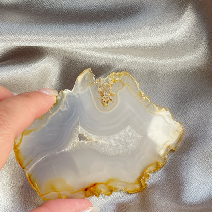 虹彩瑪瑙是一種細帶狀、半透明的石髓 (Chalcedony)，並且可將透射光分解成為光譜顏色。”Iris”意為”彩虹”或”虹彩虹色的”，源自於希臘彩虹女神的名字。  Iris agate is a finely-banded, translucent variety of chalcedony that breaks up transmitted light into spectral colors. The word “Iris” means “rainbow” or “to make iridescent” and is derived from the name of the Greek goddess of the rainbow.     *以上資料轉載自 “GIA Hong Kong - Jul 2021”