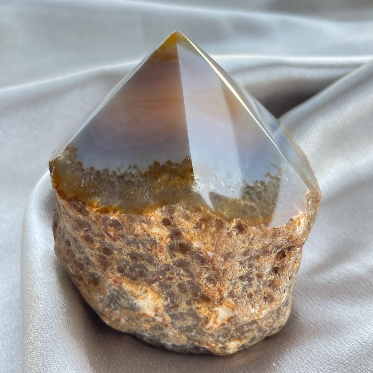 呢一lot agate cut base , 喜歡一些原始，簡單啲ge 朋友仔可以留意下，這款是只打磨上面嘅尖頂，底部則簡單切平，除了用作擺設外，佢哋size 非常適合放手串佢消磁的😊  -能令人精神放鬆，減少失眠症狀 -瑪瑙具有平衡，穩定及保護的作用 -也是護身符及辟邪物，有保平安功效 -瑪瑙維持身心和諧，增強愛、忠誠及勇氣