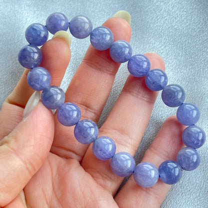 坦桑石手串 -Tanzanite  ✨十二月誕生石✨      幫助於迷茫中找到方向和力量     增強覺悟性，提高自我反省能力     增強人際關係和溝通技巧     平衡情緒，減輕壓力和焦慮     提升創造力和想像力，激發靈感     它是一種相對脆弱的寶石：儘管坦桑石的硬度在6.5-7之間，但它的脆弱性比其他寶石更高，因此需要特別小心保護和保養。