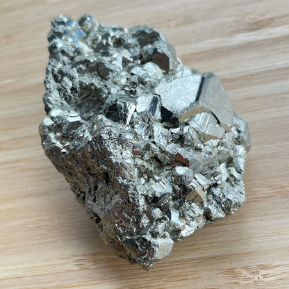黃鐵礦又名愚人金(Fool’s Gold)  黃鐵礦是鐵和硫所形成的礦物，外觀反射出金黃色的光芒，所以會有人將黃鐵礦和黃金搞混。  🔮聚財法寶🔮  除了大家都十分熟悉的招財聚財功效外，其實黃鐵礦還可以用作辟邪，清除負氣場，淨化室內環境之用。  ** 記得盡量不要將黃鐵礦接觸水氣，盡量保持乾爽，平時得閒用乾紙巾抹抹保持閃令令就可以了😊     Origin : Peru 🇵🇪