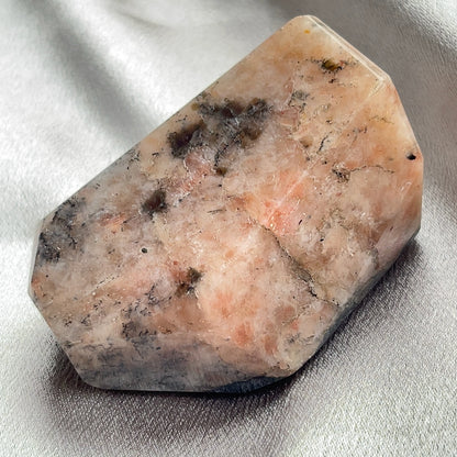  太陽石堇青石共生隨形  Sunstone Iolite  太陽石堇青石結合了Sunstone的溫暖喜悅和Iolite的涼爽平靜，幫助我們看到可能性。當生活感覺混亂，他能幫助我們重新接地並冷靜地評估情況。而且激活了我們解決問題的技能，鼓勵邏輯和直覺思維，帶來新的視角。太陽石堇青石推薦給任何想在身心上更健康的人，幫助我們養成健康的習慣並持開放態度。