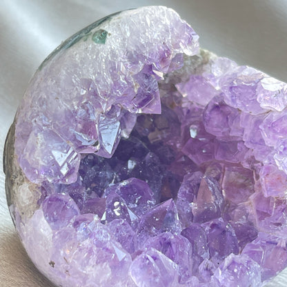 Brazil Amethyst Sphere 巴西紫晶開口笑球  開口笑水晶簇球是一種很多人喜愛的風水石，有招財聚財，招貴人之效用，如果想放置的位置唔容許擺設大型晶洞，這種開口笑一定會是最佳選擇😊  紫晶，一向代表著智慧，加強決策力，利人緣，對舒緩緊張情緒有幫助，促進問題解決。