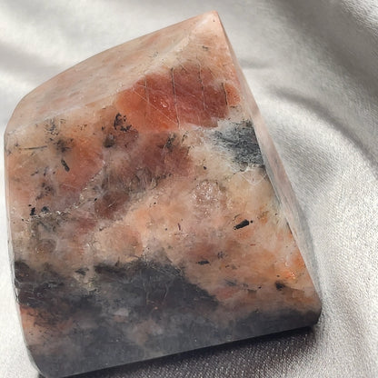Sunstone Iolite  太陽石堇青石結合了Sunstone的溫暖喜悅和Iolite的涼爽平靜，幫助我們看到可能性。當生活感覺混亂，他能幫助我們重新接地並冷靜地評估情況。而且激活了我們解決問題的技能，鼓勵邏輯和直覺思維，帶來新的視角。太陽石堇青石推薦給任何想在身心上更健康的人，幫助我們養成健康的習慣並持開放態度。