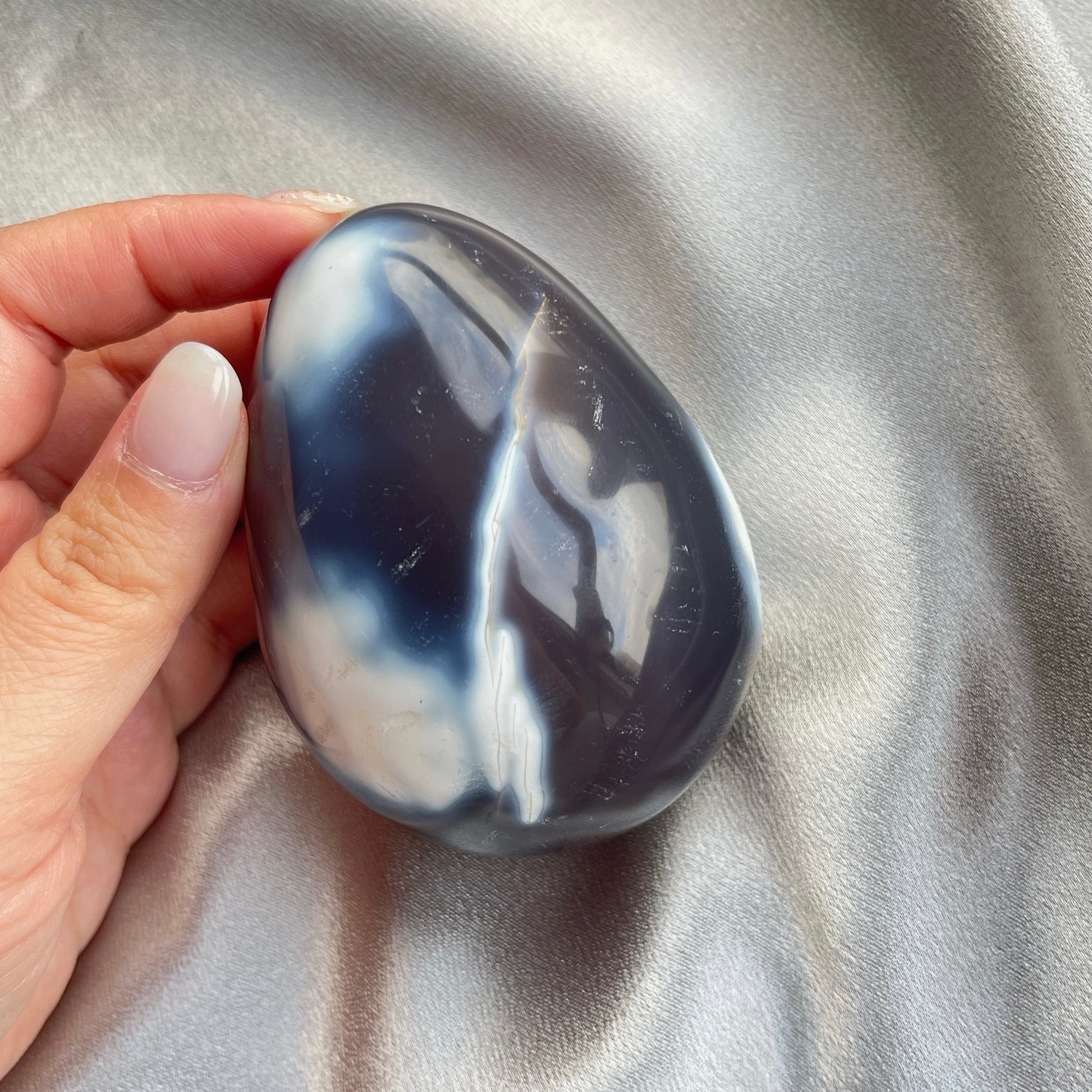 Orca Agate，也被稱為Orca Stone，是一種Chaledoney品種，僅在馬達加斯加發現，並以品質形成結晶。 這塊石頭有獨特的灰色和藍色帶狀顏色，帶有白色斑點，模仿了虎鯨的圖案和顏色（因此是它的命名）。  奧爾卡瑪瑙以美麗的海洋深處以及雄偉的逆戟鯨命名，是一種與喉嚨脈輪共鳴的強大石頭。 它與溝通和內在真理緊密相連，可以幫助一個人與內在的心理聯絡起來，並承認隱藏的自我真理。  一旦被確認，Orca Agate可以治癒任何深刻的內心情感創傷，從而贏得其作為寬恕之石的聲譽。 在這個非常誠實的自我溝通和寬恕過程中，這塊石頭將使用者從自我懷疑和自我厭惡中解放出來，並促進了溫和的內心平靜。它與雙子座的二元性有關。