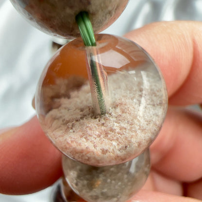 半盤彩幽靈手串  幽靈是指內有多種顏色的火山泥或礦物質，主要有綠、紅、橙和白，包含了多種功效。 綠幽靈  -主正財，由事業，主意帶來的財富  -聚財，由辛勤努力而累積的財富  -招有助增旺事業的貴人  -平穩情緒  紅幽靈  -增加包容心與同理心  -增加理解力與包容能力  -招財的功效  -緩解疲憊，放鬆情緒  白幽靈  -淨化個人氣場  -提升記憶力