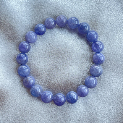 坦桑石手串 -Tanzanite  ✨十二月誕生石✨      幫助於迷茫中找到方向和力量     增強覺悟性，提高自我反省能力     增強人際關係和溝通技巧     平衡情緒，減輕壓力和焦慮     提升創造力和想像力，激發靈感     它是一種相對脆弱的寶石：儘管坦桑石的硬度在6.5-7之間，但它的脆弱性比其他寶石更高，因此需要特別小心保護和保養。