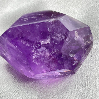 紫水晶隨形 紫水晶  -代表著智慧，幫助頭腦清晰  -增加機智，提高直覺力與潛意識  -有助思考，激發創意，加強記憶力  -有「社交之石」之稱，有助於常遇貴人  -紫色光招引人緣及貴人，具有中國風水學裡「因貴得財」之意。  -加強包容心、容忍性  -舒緩緊張情緒，鎮定安神