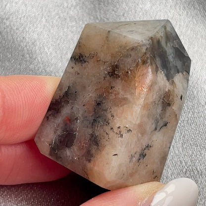 太陽石堇青石共生隨形  Sunstone Iolite  太陽石堇青石結合了Sunstone的溫暖喜悅和Iolite的涼爽平靜，幫助我們看到可能性。當生活感覺混亂，他能幫助我們重新接地並冷靜地評估情況。而且激活了我們解決問題的技能，鼓勵邏輯和直覺思維，帶來新的視角。太陽石堇青石推薦給任何想在身心上更健康的人，幫助我們養成健康的習慣並持開放態度。