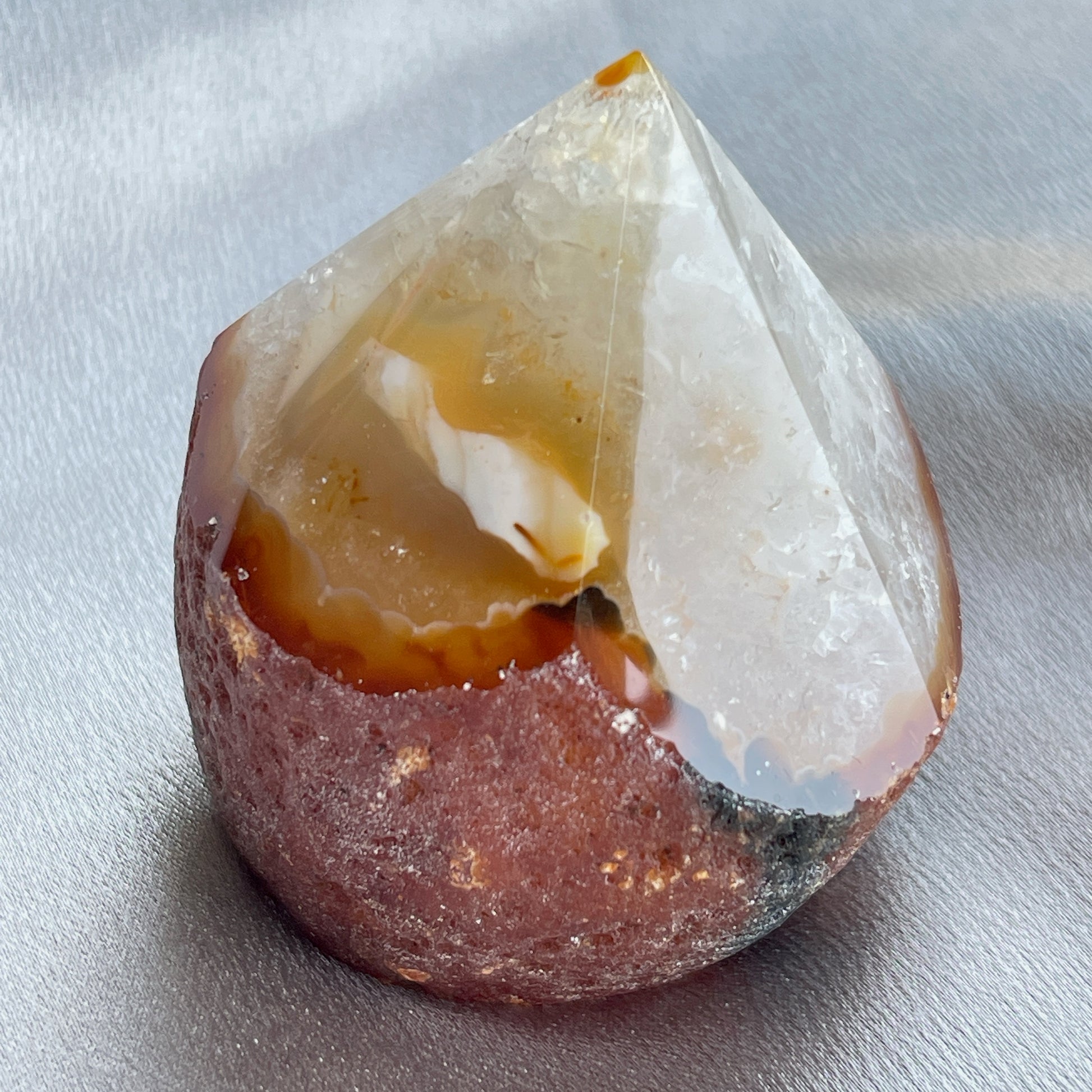 呢一lot agate cut base , 喜歡一些原始，簡單啲ge 朋友仔可以留意下，這款是只打磨上面嘅尖頂，底部則簡單切平，除了用作擺設外，佢哋size 非常適合放手串佢消磁的😊  -能令人精神放鬆，減少失眠症狀 -瑪瑙具有平衡，穩定及保護的作用 -也是護身符及辟邪物，有保平安功效 -瑪瑙維持身心和諧，增強愛、忠誠及勇氣