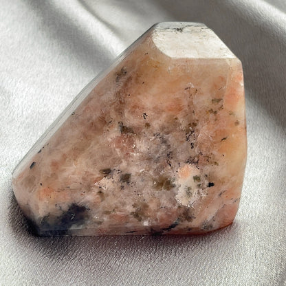  太陽石堇青石共生隨形  Sunstone Iolite  太陽石堇青石結合了Sunstone的溫暖喜悅和Iolite的涼爽平靜，幫助我們看到可能性。當生活感覺混亂，他能幫助我們重新接地並冷靜地評估情況。而且激活了我們解決問題的技能，鼓勵邏輯和直覺思維，帶來新的視角。太陽石堇青石推薦給任何想在身心上更健康的人，幫助我們養成健康的習慣並持開放態度。