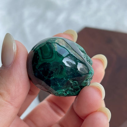 孔雀石  孔雀石鮮明的綠色色調和圖紋擁有一種獨特嘅魅力。  原來這種礦石在西元前埃及人是會將這種礦石磨成粉末作顏料來使用，這種方法連日本人都一樣把這個顏料當做岩繪的工具，是珍貴的日本畫材料，並且稱為「岩綠青」。  除此之外，歐洲國家會用作作各樣的護身符，有助吸引負面能量，為你帶來安定和情緒平衡。
