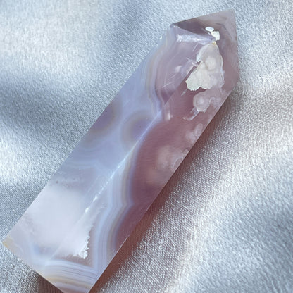 櫻花瑪瑙柱  好美的粉紅櫻花圖案，分布在柱子的兩側，顏色，形態都很別緻，襯托得很有美感。  瑪瑙-Agate品種繁多，整個瑪瑙家族十分龐大。其中一種瑪瑙充滿溫柔優雅之美，深受女仕們喜愛，就是櫻花瑪瑙 - Blossoms Agate🌸  櫻花瑪瑙被視為寶石中的「第三眼」，靈性十足，象徵友善與愛心，也代表希望。  櫻花瑪瑙晶體內含粉白色、猶如朵朵盛開之櫻花的共生礦，每枝形態獨一無二，為人帶來溫柔細膩的內涵，會令人要停下來慢慢欣賞佢嘅美。  -能令人精神放鬆，減少失眠症狀  -瑪瑙具有平衡，穩定及保護的作用  -也是護身符及辟邪物，有保平安功效  -瑪瑙維持身心和諧，增強愛、忠誠及勇氣