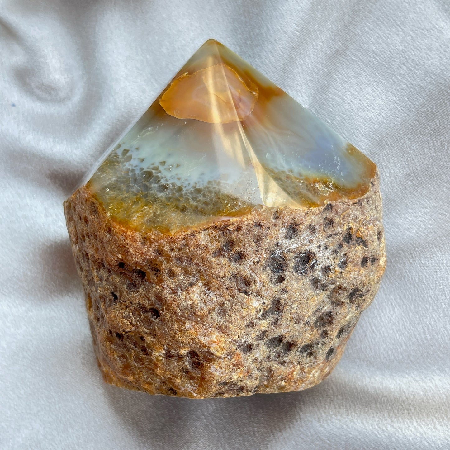 呢一lot agate cut base , 喜歡一些原始，簡單啲ge 朋友仔可以留意下，這款是只打磨上面嘅尖頂，底部則簡單切平，除了用作擺設外，佢哋size 非常適合放手串佢消磁的😊  -能令人精神放鬆，減少失眠症狀 -瑪瑙具有平衡，穩定及保護的作用 -也是護身符及辟邪物，有保平安功效 -瑪瑙維持身心和諧，增強愛、忠誠及勇氣