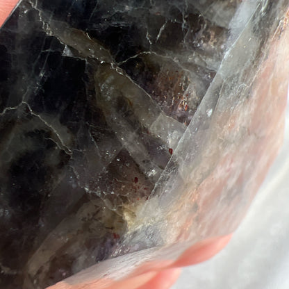 Sunstone Iolite  太陽石堇青石結合了Sunstone的溫暖喜悅和Iolite的涼爽平靜，幫助我們看到可能性。當生活感覺混亂，他能幫助我們重新接地並冷靜地評估情況。而且激活了我們解決問題的技能，鼓勵邏輯和直覺思維，帶來新的視角。太陽石堇青石推薦給任何想在身心上更健康的人，幫助我們養成健康的習慣並持開放態度。