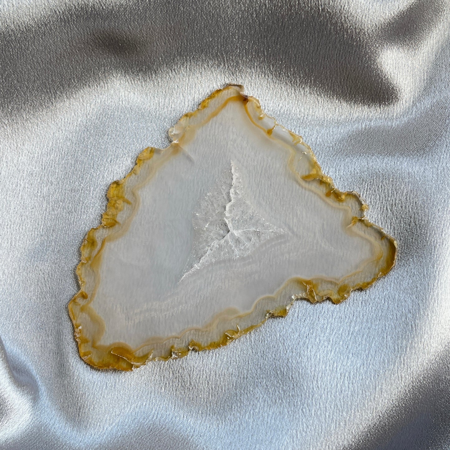 虹彩瑪瑙是一種細帶狀、半透明的石髓 (Chalcedony)，並且可將透射光分解成為光譜顏色。”Iris”意為”彩虹”或”虹彩虹色的”，源自於希臘彩虹女神的名字。  Iris agate is a finely-banded, translucent variety of chalcedony that breaks up transmitted light into spectral colors. The word “Iris” means “rainbow” or “to make iridescent” and is derived from the name of the Greek goddess of the rainbow.     *以上資料轉載自 “GIA Hong Kong - Jul 2021”