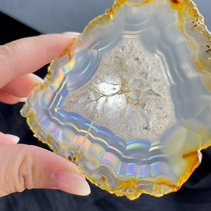 虹彩瑪瑙是一種細帶狀、半透明的石髓 (Chalcedony)，並且可將透射光分解成為光譜顏色。”Iris”意為”彩虹”或”虹彩虹色的”，源自於希臘彩虹女神的名字。  Iris agate is a finely-banded, translucent variety of chalcedony that breaks up transmitted light into spectral colors. The word “Iris” means “rainbow” or “to make iridescent” and is derived from the name of the Greek goddess of the rainbow.     *以上資料轉載自 “GIA Hong Kong - Jul 2021”