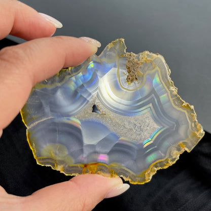 虹彩瑪瑙是一種細帶狀、半透明的石髓 (Chalcedony)，並且可將透射光分解成為光譜顏色。”Iris”意為”彩虹”或”虹彩虹色的”，源自於希臘彩虹女神的名字。  Iris agate is a finely-banded, translucent variety of chalcedony that breaks up transmitted light into spectral colors. The word “Iris” means “rainbow” or “to make iridescent” and is derived from the name of the Greek goddess of the rainbow.     *以上資料轉載自 “GIA Hong Kong - Jul 2021”
