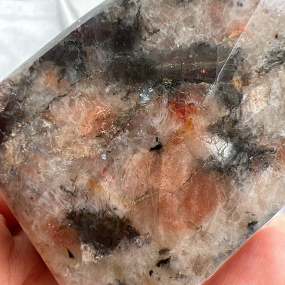  太陽石堇青石共生隨形  Sunstone Iolite  太陽石堇青石結合了Sunstone的溫暖喜悅和Iolite的涼爽平靜，幫助我們看到可能性。當生活感覺混亂，他能幫助我們重新接地並冷靜地評估情況。而且激活了我們解決問題的技能，鼓勵邏輯和直覺思維，帶來新的視角。太陽石堇青石推薦給任何想在身心上更健康的人，幫助我們養成健康的習慣並持開放態度。