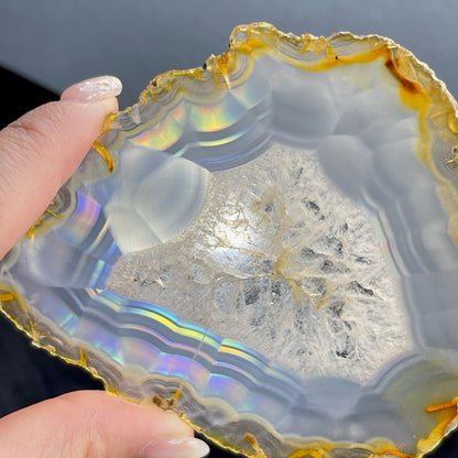 虹彩瑪瑙是一種細帶狀、半透明的石髓 (Chalcedony)，並且可將透射光分解成為光譜顏色。”Iris”意為”彩虹”或”虹彩虹色的”，源自於希臘彩虹女神的名字。  Iris agate is a finely-banded, translucent variety of chalcedony that breaks up transmitted light into spectral colors. The word “Iris” means “rainbow” or “to make iridescent” and is derived from the name of the Greek goddess of the rainbow.     *以上資料轉載自 “GIA Hong Kong - Jul 2021”