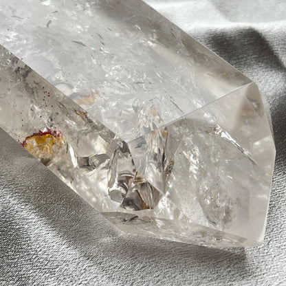 巴西直送白水晶共生膠花柱  -「水晶之王」，是萬用療癒石  -能淨化四周負性能量  -釋放負能量，平衡內心的焦慮不安  -鎮定安神之效，開發智慧  -提升自我肯定，提升正能量  -幫助集中注意力，有助讀書求學