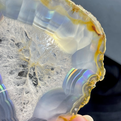 虹彩瑪瑙是一種細帶狀、半透明的石髓 (Chalcedony)，並且可將透射光分解成為光譜顏色。”Iris”意為”彩虹”或”虹彩虹色的”，源自於希臘彩虹女神的名字。  Iris agate is a finely-banded, translucent variety of chalcedony that breaks up transmitted light into spectral colors. The word “Iris” means “rainbow” or “to make iridescent” and is derived from the name of the Greek goddess of the rainbow.     *以上資料轉載自 “GIA Hong Kong - Jul 2021”