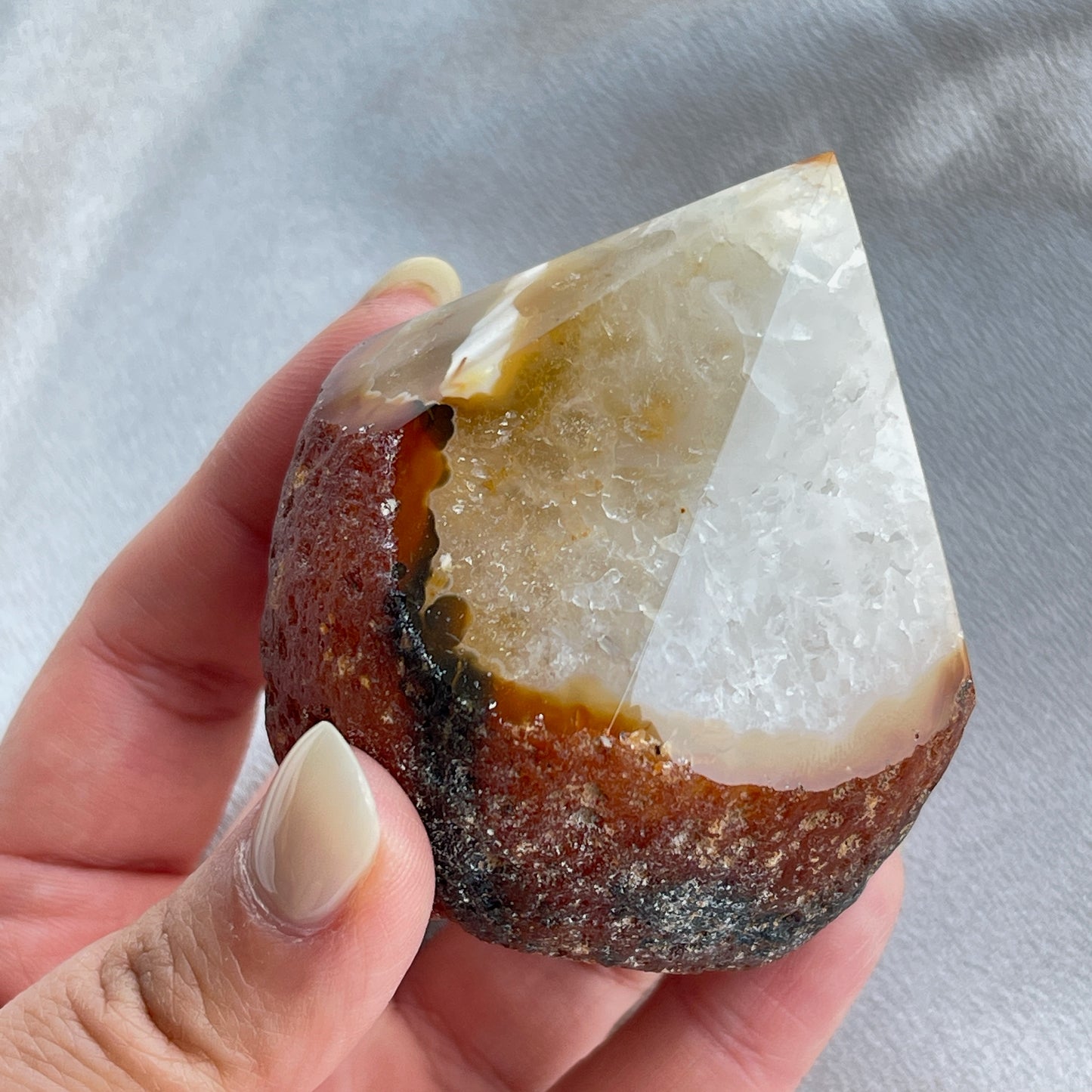 呢一lot agate cut base , 喜歡一些原始，簡單啲ge 朋友仔可以留意下，這款是只打磨上面嘅尖頂，底部則簡單切平，除了用作擺設外，佢哋size 非常適合放手串佢消磁的😊  -能令人精神放鬆，減少失眠症狀 -瑪瑙具有平衡，穩定及保護的作用 -也是護身符及辟邪物，有保平安功效 -瑪瑙維持身心和諧，增強愛、忠誠及勇氣