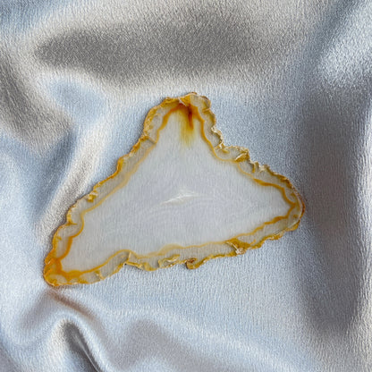 虹彩瑪瑙是一種細帶狀、半透明的石髓 (Chalcedony)，並且可將透射光分解成為光譜顏色。”Iris”意為”彩虹”或”虹彩虹色的”，源自於希臘彩虹女神的名字。  Iris agate is a finely-banded, translucent variety of chalcedony that breaks up transmitted light into spectral colors. The word “Iris” means “rainbow” or “to make iridescent” and is derived from the name of the Greek goddess of the rainbow.     *以上資料轉載自 “GIA Hong Kong - Jul 2021”