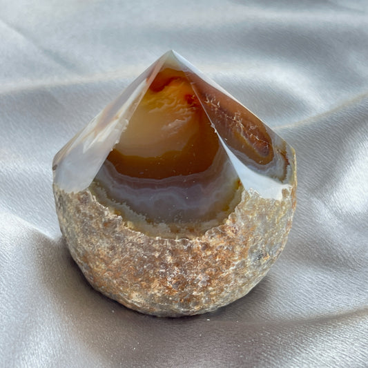 呢一lot agate cut base , 喜歡一些原始，簡單啲ge 朋友仔可以留意下，這款是只打磨上面嘅尖頂，底部則簡單切平，除了用作擺設外，佢哋size 非常適合放手串佢消磁的😊  -能令人精神放鬆，減少失眠症狀 -瑪瑙具有平衡，穩定及保護的作用 -也是護身符及辟邪物，有保平安功效 -瑪瑙維持身心和諧，增強愛、忠誠及勇氣