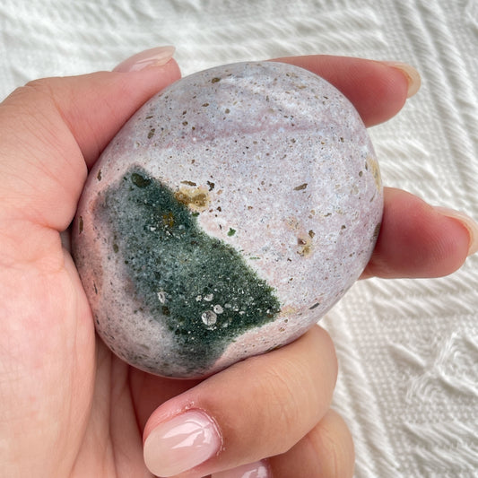 海洋碧玉手把  海洋碧玉又名海洋石，是馬達加斯加的特產，最初發現於沿海地區，顏色範圍廣泛，色彩多樣性，大多數是由不透明的玉髓及石英組成的，而有些部分則是半透明及結晶化的。而海洋碧玉也稱作球形碧玉(Orbicular Jasper)。  海洋碧玉是你心情覺得沮喪時的好夥伴  -穩定情緒，平衡身心  -釋除負面的自我認知  -排走負能量，令頭腦清晰  -開啟內心的快樂和滿足