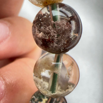 半盤彩幽靈手串  幽靈是指內有多種顏色的火山泥或礦物質，主要有綠、紅、橙和白，包含了多種功效。 綠幽靈  -主正財，由事業，主意帶來的財富  -聚財，由辛勤努力而累積的財富  -招有助增旺事業的貴人  -平穩情緒  紅幽靈  -增加包容心與同理心  -增加理解力與包容能力  -招財的功效  -緩解疲憊，放鬆情緒  白幽靈  -淨化個人氣場  -提升記憶力