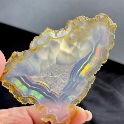 虹彩瑪瑙是一種細帶狀、半透明的石髓 (Chalcedony)，並且可將透射光分解成為光譜顏色。”Iris”意為”彩虹”或”虹彩虹色的”，源自於希臘彩虹女神的名字。  Iris agate is a finely-banded, translucent variety of chalcedony that breaks up transmitted light into spectral colors. The word “Iris” means “rainbow” or “to make iridescent” and is derived from the name of the Greek goddess of the rainbow.     *以上資料轉載自 “GIA Hong Kong - Jul 2021”