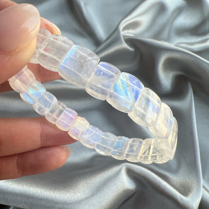 高質素月亮石手排