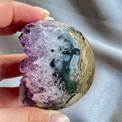 Brazil Amethyst Sphere 巴西紫晶開口笑球  開口笑水晶簇球是一種很多人喜愛的風水石，有招財聚財，招貴人之效用，如果想放置的位置唔容許擺設大型晶洞，這種開口笑一定會是最佳選擇😊  紫晶，一向代表著智慧，加強決策力，利人緣，對舒緩緊張情緒有幫助，促進問題解決。