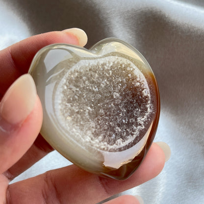 瑪瑙心心配靚靚晶牙  瑪瑙是玉髓礦石的一種，同為石英(Quartz)族的一員，有不同的顏色，多由半透明與不透明的條紋互相交替著，有著不同細膩的帶狀紋理和圖樣，全部都是獨一無二的圖案，非常特別，亦是我喜歡欣賞瑪瑙的其中一個原因。  瑪瑙亦是佛教七寶之一，自古以來是作辟邪，護身符之用，能量是沉厚，穩定而柔和的，對消除壓力，負面能量有幫助，從而能夠改善睡眠質素，增強記憶力。     -平靜情緒  -聚氣聚財  -吸引貴人  -招好運  -增強運勢   