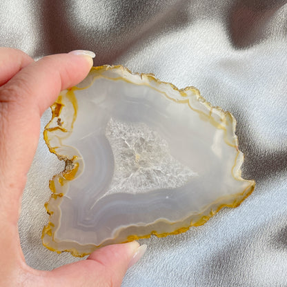 虹彩瑪瑙是一種細帶狀、半透明的石髓 (Chalcedony)，並且可將透射光分解成為光譜顏色。”Iris”意為”彩虹”或”虹彩虹色的”，源自於希臘彩虹女神的名字。  Iris agate is a finely-banded, translucent variety of chalcedony that breaks up transmitted light into spectral colors. The word “Iris” means “rainbow” or “to make iridescent” and is derived from the name of the Greek goddess of the rainbow.     *以上資料轉載自 “GIA Hong Kong - Jul 2021”