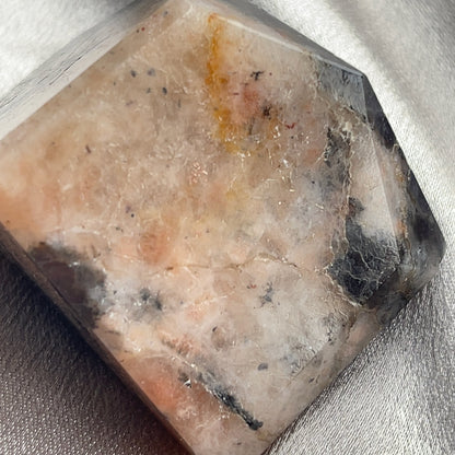 太陽石堇青石共生隨形  Sunstone Iolite  太陽石堇青石結合了Sunstone的溫暖喜悅和Iolite的涼爽平靜，幫助我們看到可能性。當生活感覺混亂，他能幫助我們重新接地並冷靜地評估情況。而且激活了我們解決問題的技能，鼓勵邏輯和直覺思維，帶來新的視角。太陽石堇青石推薦給任何想在身心上更健康的人，幫助我們養成健康的習慣並持開放態度。