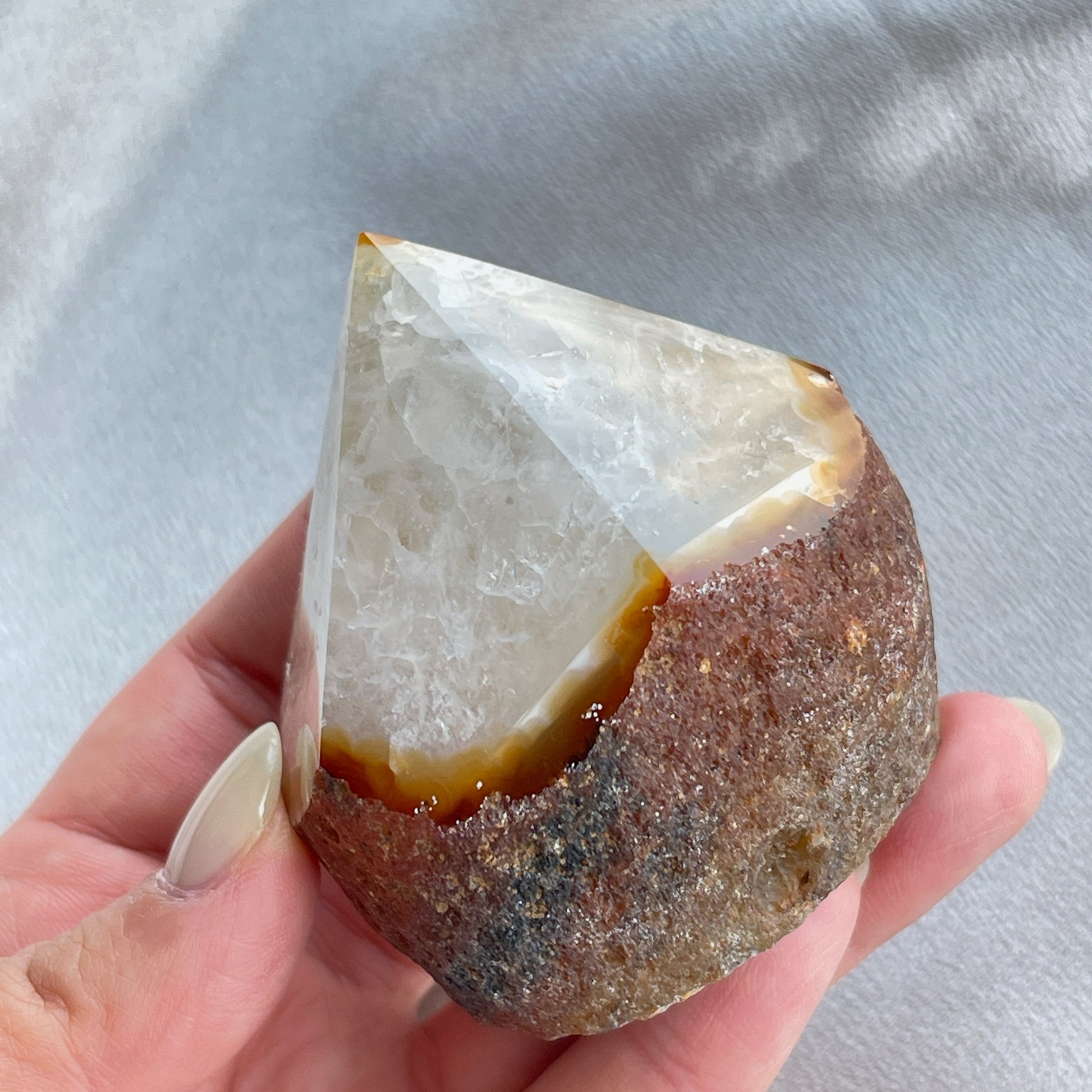 呢一lot agate cut base , 喜歡一些原始，簡單啲ge 朋友仔可以留意下，這款是只打磨上面嘅尖頂，底部則簡單切平，除了用作擺設外，佢哋size 非常適合放手串佢消磁的😊  -能令人精神放鬆，減少失眠症狀 -瑪瑙具有平衡，穩定及保護的作用 -也是護身符及辟邪物，有保平安功效 -瑪瑙維持身心和諧，增強愛、忠誠及勇氣