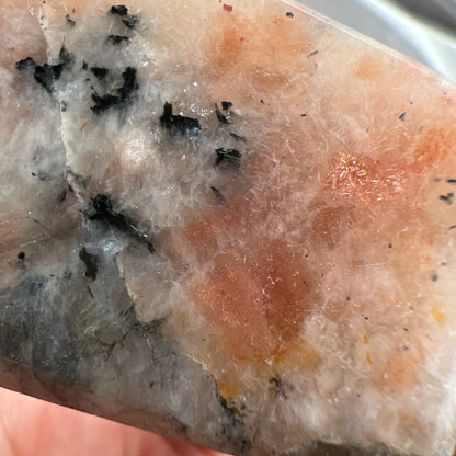  太陽石堇青石共生隨形  Sunstone Iolite  太陽石堇青石結合了Sunstone的溫暖喜悅和Iolite的涼爽平靜，幫助我們看到可能性。當生活感覺混亂，他能幫助我們重新接地並冷靜地評估情況。而且激活了我們解決問題的技能，鼓勵邏輯和直覺思維，帶來新的視角。太陽石堇青石推薦給任何想在身心上更健康的人，幫助我們養成健康的習慣並持開放態度。