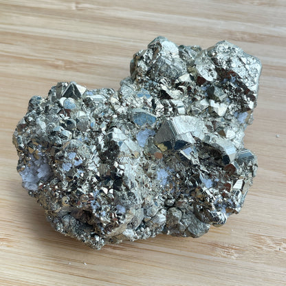 黃鐵礦又名愚人金(Fool’s Gold)  黃鐵礦是鐵和硫所形成的礦物，外觀反射出金黃色的光芒，所以會有人將黃鐵礦和黃金搞混。  🔮聚財法寶🔮  除了大家都十分熟悉的招財聚財功效外，其實黃鐵礦還可以用作辟邪，清除負氣場，淨化室內環境之用。  ** 記得盡量不要將黃鐵礦接觸水氣，盡量保持乾爽，平時得閒用乾紙巾抹抹保持閃令令就可以了😊     Origin : Peru 🇵🇪