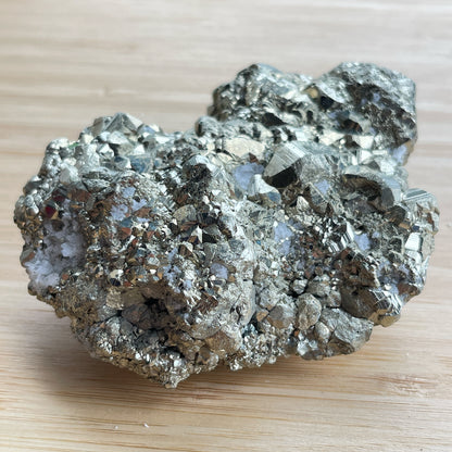 黃鐵礦又名愚人金(Fool’s Gold)  黃鐵礦是鐵和硫所形成的礦物，外觀反射出金黃色的光芒，所以會有人將黃鐵礦和黃金搞混。  🔮聚財法寶🔮  除了大家都十分熟悉的招財聚財功效外，其實黃鐵礦還可以用作辟邪，清除負氣場，淨化室內環境之用。  ** 記得盡量不要將黃鐵礦接觸水氣，盡量保持乾爽，平時得閒用乾紙巾抹抹保持閃令令就可以了😊     Origin : Peru 🇵🇪