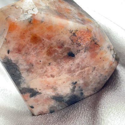  太陽石堇青石共生隨形  Sunstone Iolite  太陽石堇青石結合了Sunstone的溫暖喜悅和Iolite的涼爽平靜，幫助我們看到可能性。當生活感覺混亂，他能幫助我們重新接地並冷靜地評估情況。而且激活了我們解決問題的技能，鼓勵邏輯和直覺思維，帶來新的視角。太陽石堇青石推薦給任何想在身心上更健康的人，幫助我們養成健康的習慣並持開放態度。