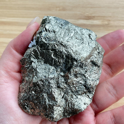 黃鐵礦又名愚人金(Fool’s Gold)  黃鐵礦是鐵和硫所形成的礦物，外觀反射出金黃色的光芒，所以會有人將黃鐵礦和黃金搞混。  🔮聚財法寶🔮  除了大家都十分熟悉的招財聚財功效外，其實黃鐵礦還可以用作辟邪，清除負氣場，淨化室內環境之用。  ** 記得盡量不要將黃鐵礦接觸水氣，盡量保持乾爽，平時得閒用乾紙巾抹抹保持閃令令就可以了😊     Origin : Peru 🇵🇪