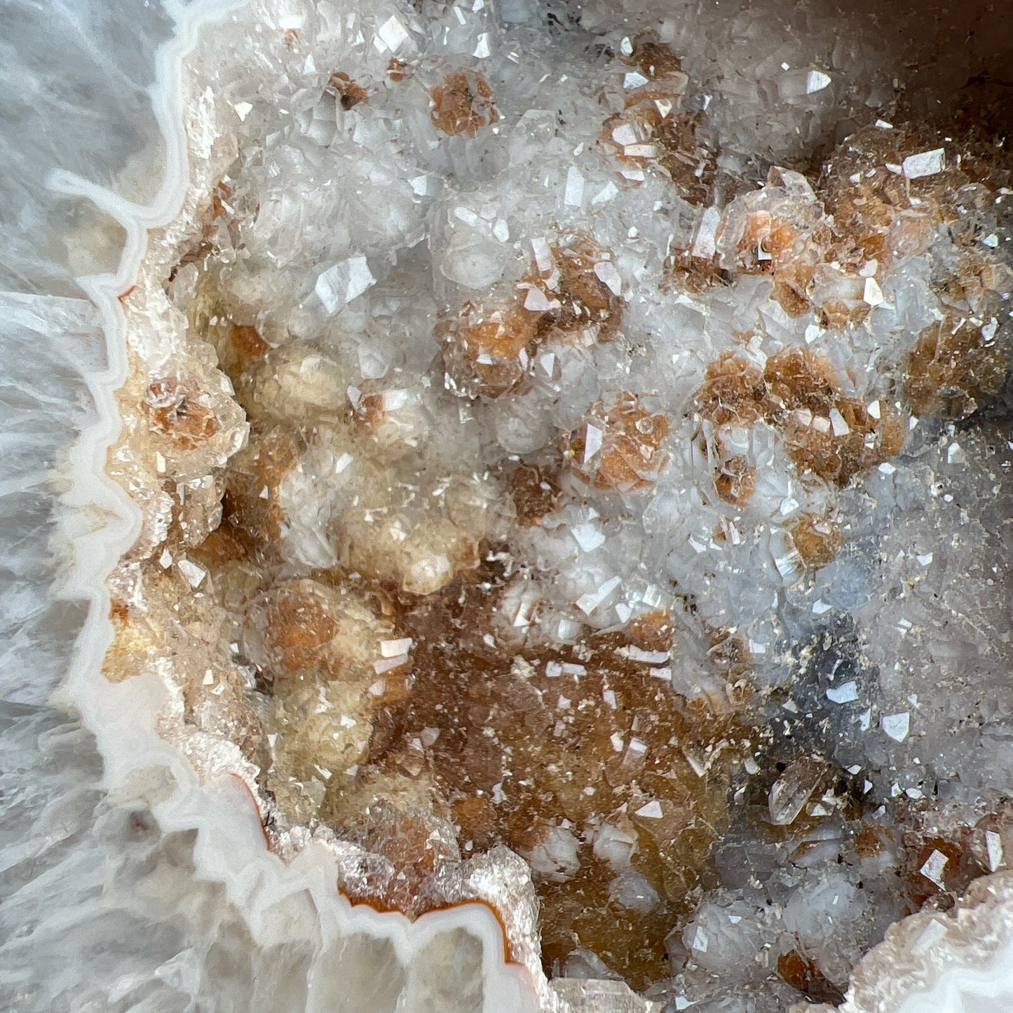 巴西瑪瑙水晶洞 Agate Geode Cut Base  晶洞還可以幫你吸財聚財，招貴人😊  -能令人精神放鬆，減少失眠症狀  -瑪瑙具有平衡，穩定及保護的作用  -也是護身符及辟邪物，有保平安功效  -瑪瑙維持身心和諧，增強愛、忠誠及勇氣   