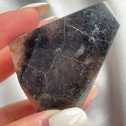 太陽石堇青石共生隨形  Sunstone Iolite  太陽石堇青石結合了Sunstone的溫暖喜悅和Iolite的涼爽平靜，幫助我們看到可能性。當生活感覺混亂，他能幫助我們重新接地並冷靜地評估情況。而且激活了我們解決問題的技能，鼓勵邏輯和直覺思維，帶來新的視角。太陽石堇青石推薦給任何想在身心上更健康的人，幫助我們養成健康的習慣並持開放態度。
