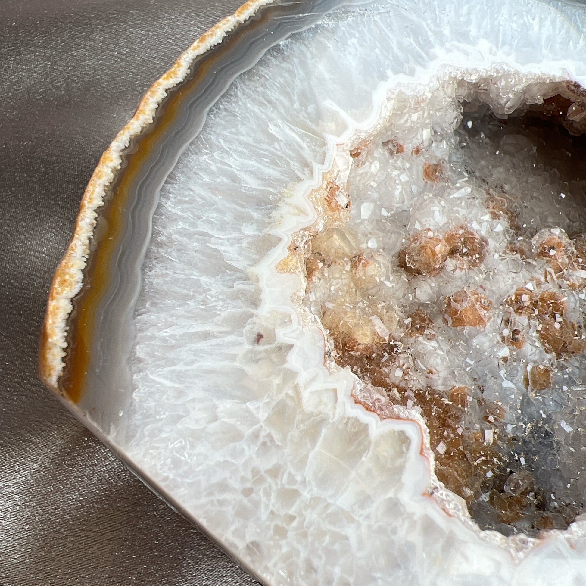 巴西瑪瑙水晶洞 Agate Geode Cut Base  晶洞還可以幫你吸財聚財，招貴人😊  -能令人精神放鬆，減少失眠症狀  -瑪瑙具有平衡，穩定及保護的作用  -也是護身符及辟邪物，有保平安功效  -瑪瑙維持身心和諧，增強愛、忠誠及勇氣   