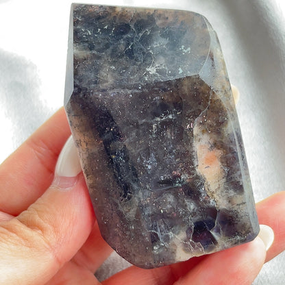  太陽石堇青石共生隨形  Sunstone Iolite  太陽石堇青石結合了Sunstone的溫暖喜悅和Iolite的涼爽平靜，幫助我們看到可能性。當生活感覺混亂，他能幫助我們重新接地並冷靜地評估情況。而且激活了我們解決問題的技能，鼓勵邏輯和直覺思維，帶來新的視角。太陽石堇青石推薦給任何想在身心上更健康的人，幫助我們養成健康的習慣並持開放態度。